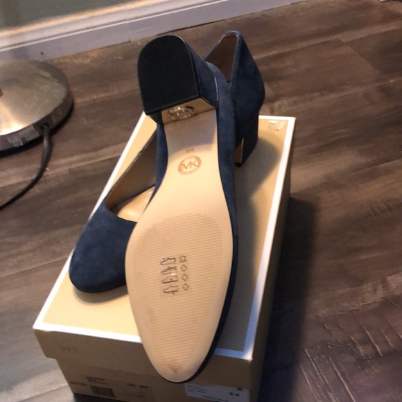 Michael Kors suede pump. - Picture 2 of 6